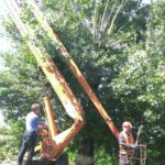 Підвіс оптоволокна і зачиска траси за допомогою автовишки