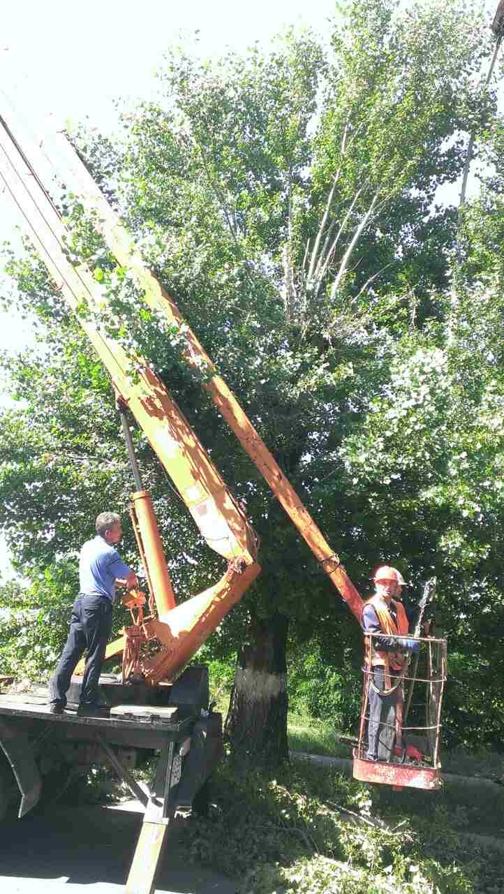 Підвіс оптоволокна і зачиска траси за допомогою автовишки