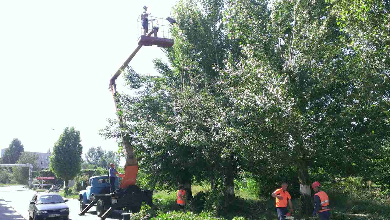 Підвіс оптоволокна за допомогою автовишки і зачистка траси від гілляк