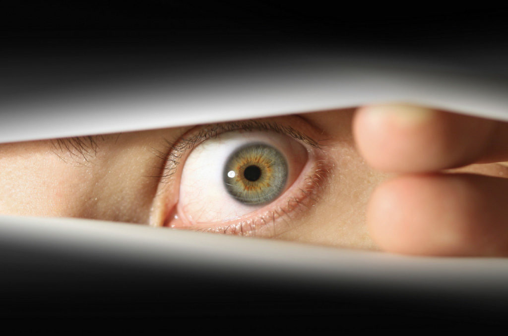 навіщо за нами стежать